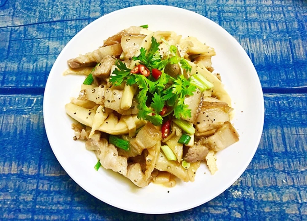 Thịt ba chỉ xào măng đơn giản ăn ngon cơm