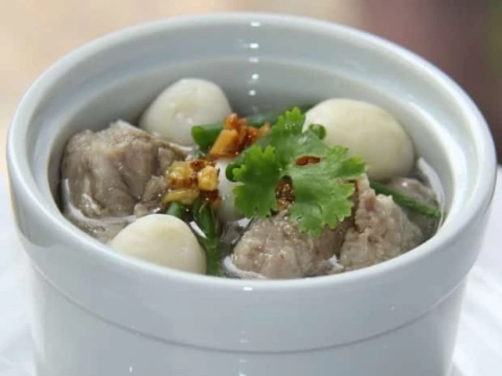 Vào bếp không khó với món canh khoai sọ hầm xương